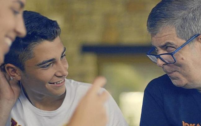 Junkera, en una de las secuencias del documental, en la que se le ve departiendo sonriente con dos de sus tres hijos. | FOTO: JOSERRA PRODUCCIONES