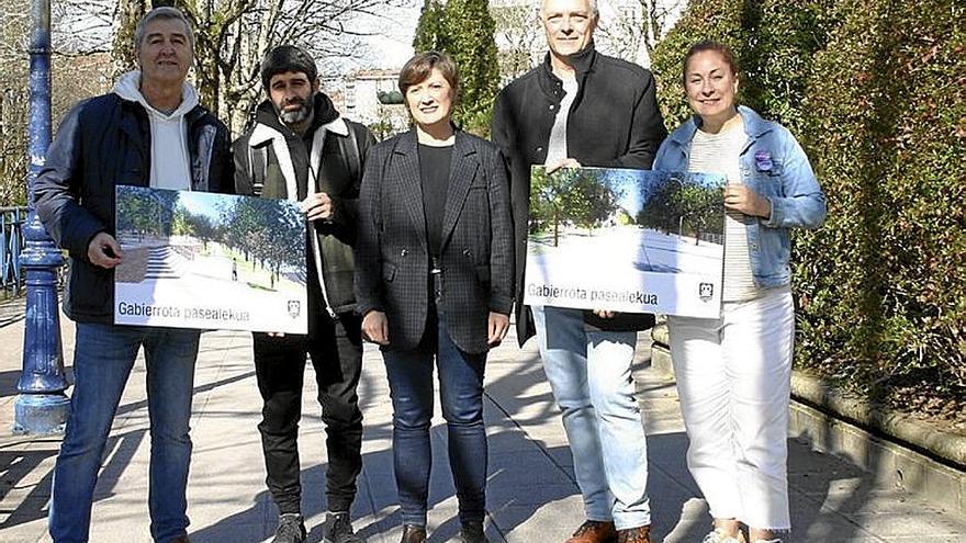 Vecinos de Gabierrota junto a los responsables municipales. | FOTO: A.M.