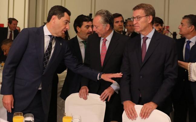 Núñez Feijóo y Juanma Moreno, en un acto ayer en Madrid. Núñez Feijóo y Juanma Moreno, en un acto ayer en Madrid.