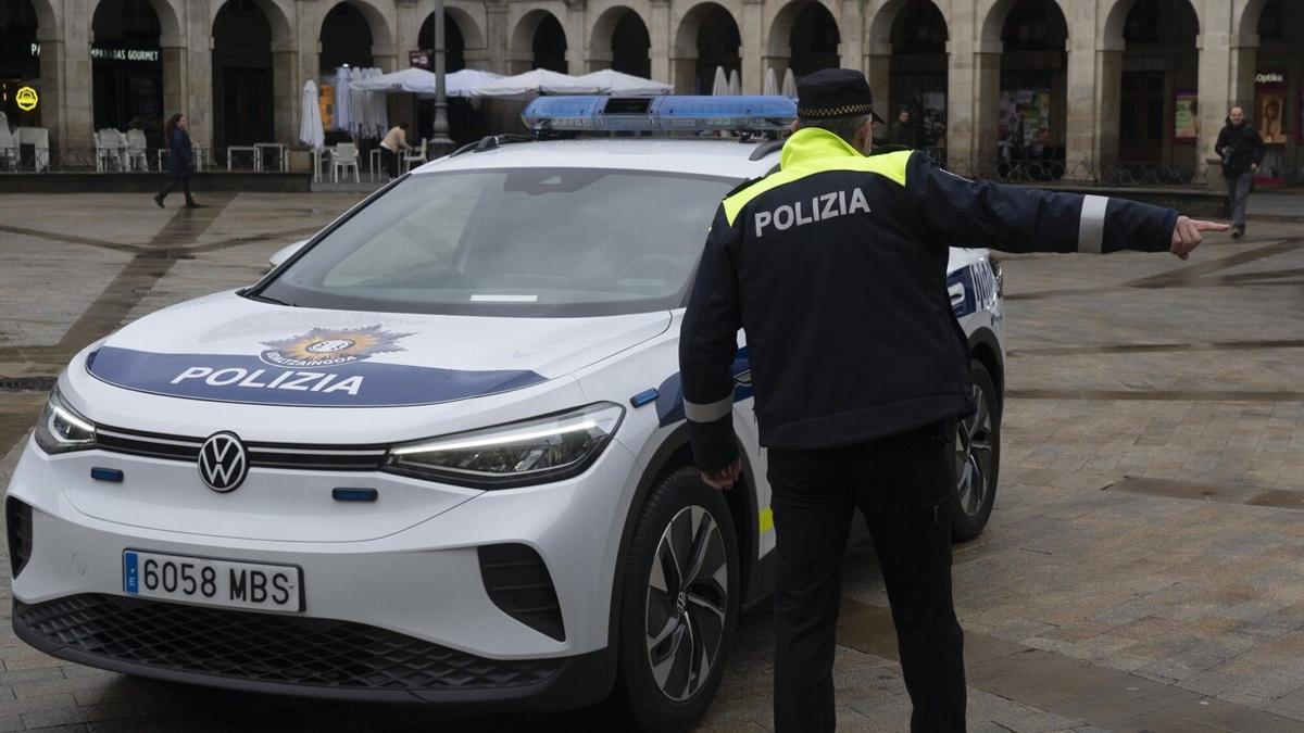 Un agente habla con una patrulla de la Policía Local de Vitoria.