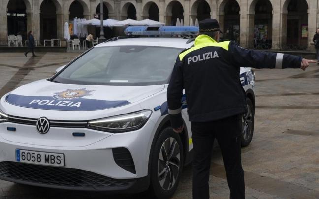 Un agente habla con una patrulla de la Polic&iacute;a Local de Vitoria.