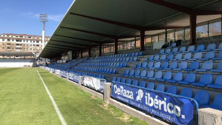 Vista de la tribuna del estadio El Prado, de Talavera de la Reina, en que están situados los asientos de Anoeta.