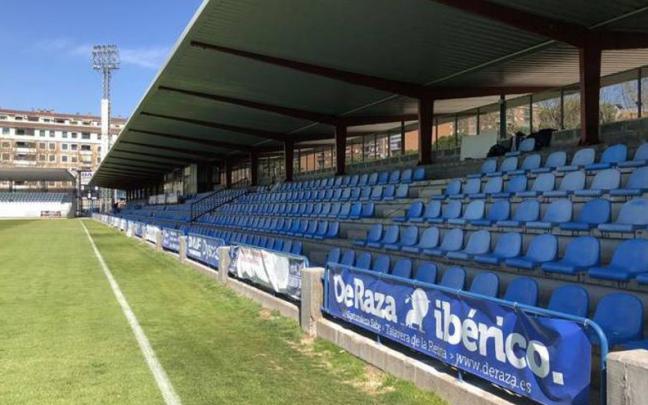 Vista de la tribuna del estadio El Prado, de Talavera de la Reina, en que est&aacute;n situados los asientos de Anoeta.