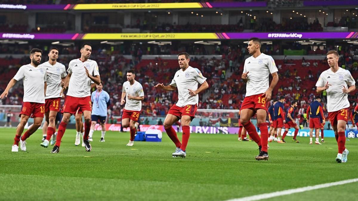 Azpilicueta, en el centro, durante el calentamiento previo al encuentro ante Costa Rica