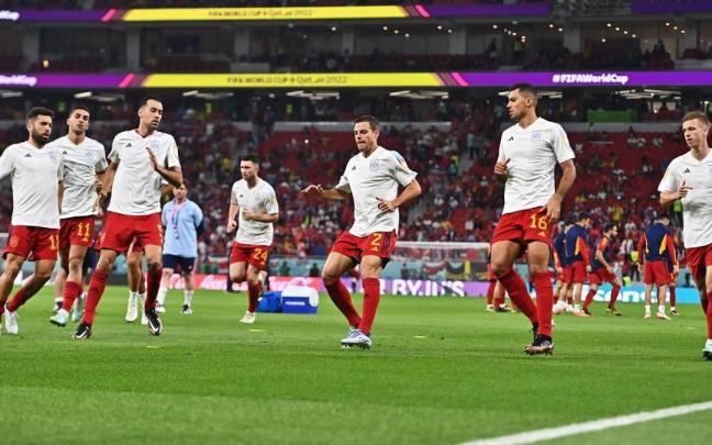 Azpilicueta, en el centro, durante el calentamiento previo al encuentro ante Costa Rica Azpilicueta, en el centro, durante el calentamiento previo al encuentro ante Costa Rica
