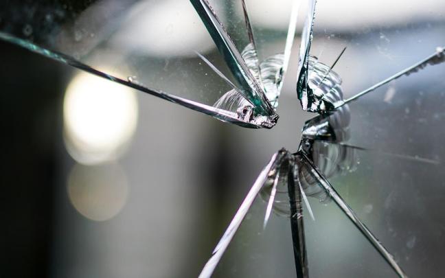 El var&oacute;n rompi&oacute; un cristal para acceder al bar