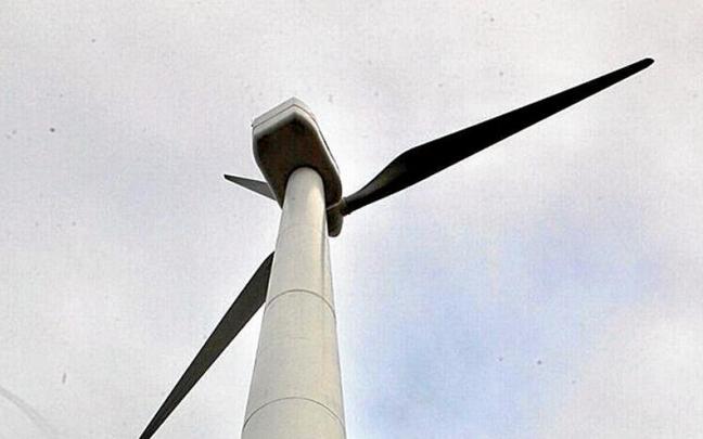 Aerogeneradores como el de la imagen son una de las principales herramientas para la transición energética en Euskadi. En el territorio alavés se plantea la construcción de dos parques eólicos, el de Azáceta y el