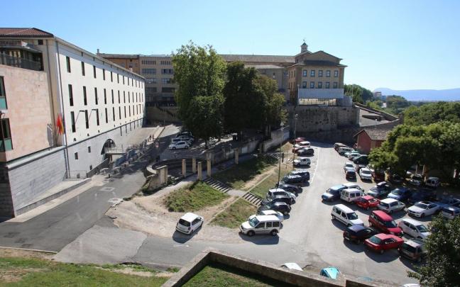 Explanada junto al Departamento de Educaci&oacute;n en Pamplona.
