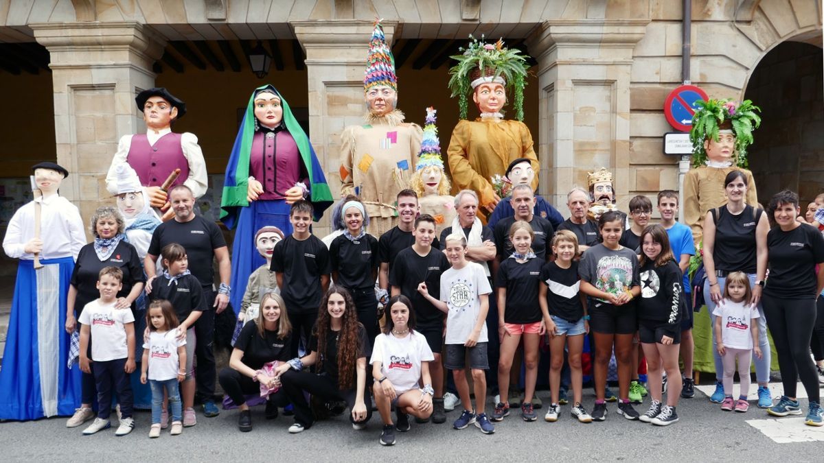 La Comparsa de Etxarri Aranatz preparada para darlo todo en el cohete.l