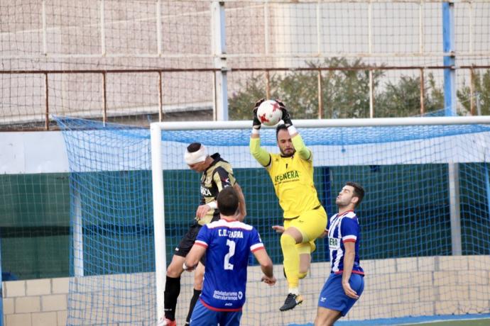 Julio Iricíbar despeja un balón en un partido del Izarra.