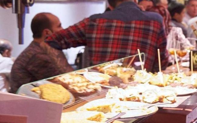 Imagen de archivo de una barra repleta de pinchos