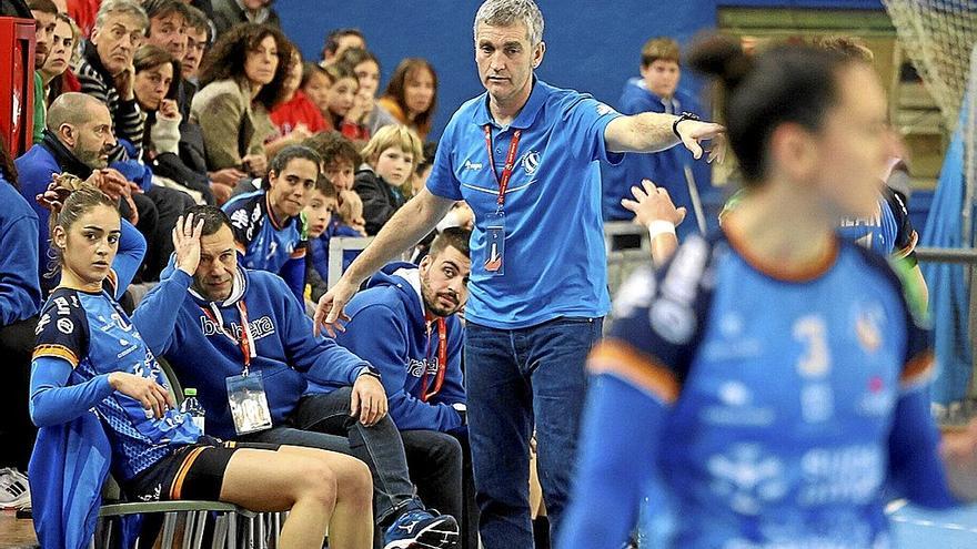 El técnico del Super Amara Bera Bera, Imanol Álvarez, da instrucciones a su equipo en el duelo ante el Besançon del domingo. | FOTO: IKER AZURMENDI