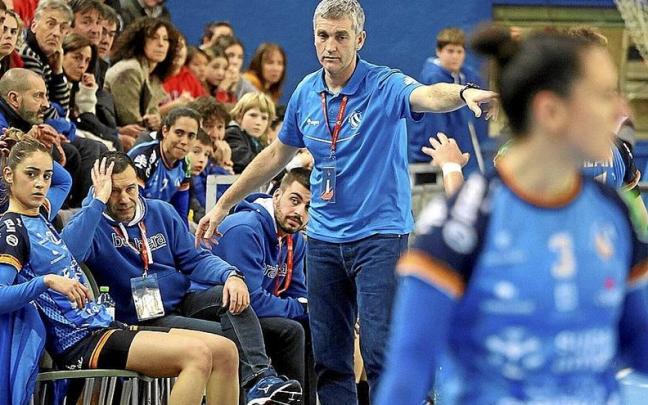 El técnico del Super Amara Bera Bera, Imanol Álvarez, da instrucciones a su equipo en el duelo ante el Besançon del domingo. | FOTO: IKER AZURMENDI El técnico del Super Amara Bera Bera, Imanol Álvarez, da instrucciones a su equipo en el duelo ante el Besançon del domingo. | FOTO: IKER AZURMENDI