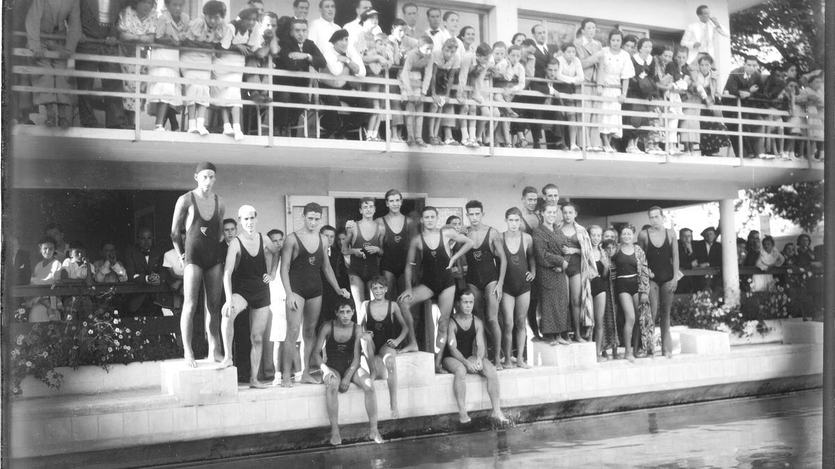 Equipo de nadadores/as del Club Natación, en la piscina Larraina en agosto de 1935.