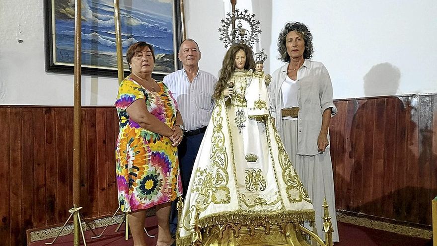 Marisol Renovales, Honorato Gil y Zuriñe Atxurra, junto a la Virgen del Socorro que procesionará en Pobeña el 8 de septiembre desde su ermita a San Nicolás de Bari.