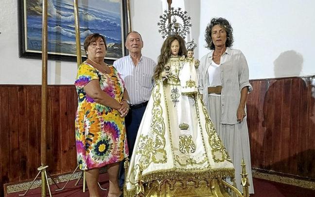 Marisol Renovales, Honorato Gil y Zuriñe Atxurra, junto a la Virgen del Socorro que procesionará en Pobeña el 8 de septiembre desde su ermita a San Nicolás de Bari. Marisol Renovales, Honorato Gil y Zuriñe Atxurra, junto a la Virgen del Socorro que procesionará en Pobeña el 8 de septiembre desde su ermita a San Nicolás de Bari.