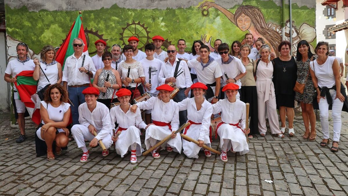 Foto de familia de dantzaris, txistularis, alcalde, ediles y representantes del Centro de Salud y de Servicios Sociales de la zona de Leitza.
