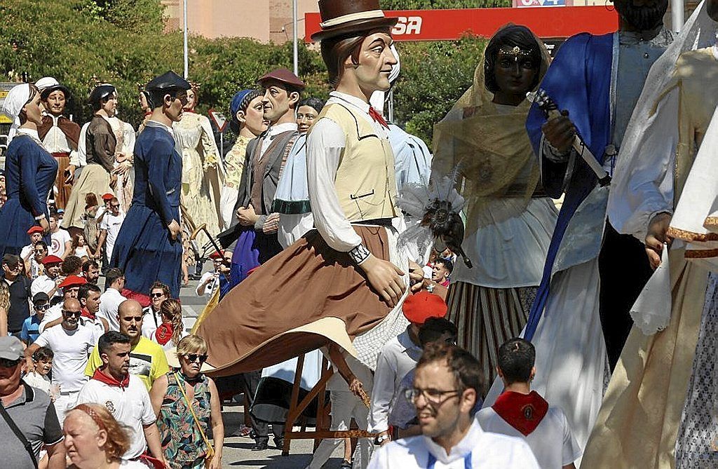Noáin despide sus fiestas con una concentración de comparsas de gigantes