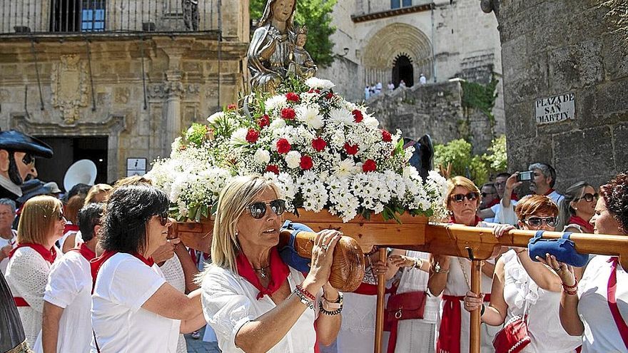 Delante, Yolanda Urra y detrás, Rocío Lizarraga, que desde los 14 años vienen llevando a la virgen del Puy.