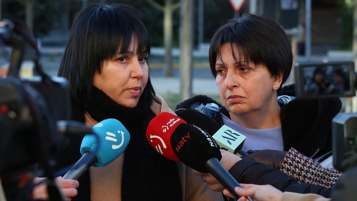 A la izquierda, Ana Delgado Villodas, junto a su hermana, atiende a los medios de comunicación antes del juicio al acusado de intentar asesinarle a golpes en Azagra