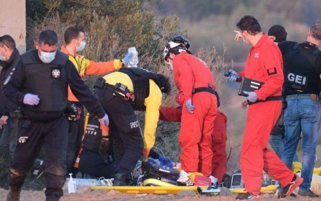 Los sanitarios atienden al exvigilante de seguridad de las sesiones que le causaron los disparos de los Mossos Los sanitarios atienden al exvigilante de seguridad de las sesiones que le causaron los disparos de los Mossos