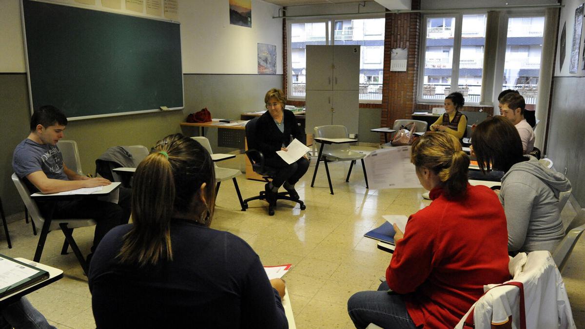 Alumnos impartiendo clase en un euskaltegi.