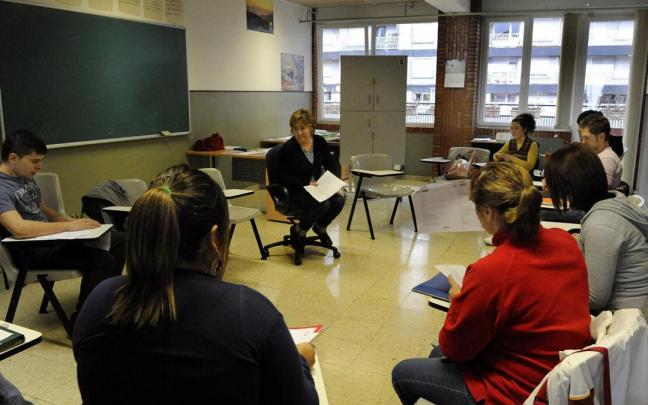 Alumnos impartiendo clase en un euskaltegi.