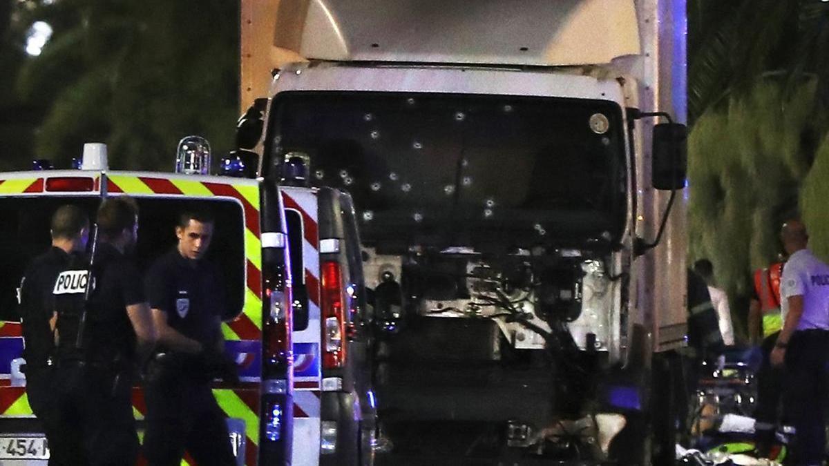 Así quedó el camión usado en el atentado de Niza.