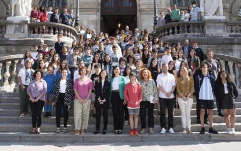 Foto de familia de los asistentes a este Foro Municipal de la Agenda Escolar 2030.
