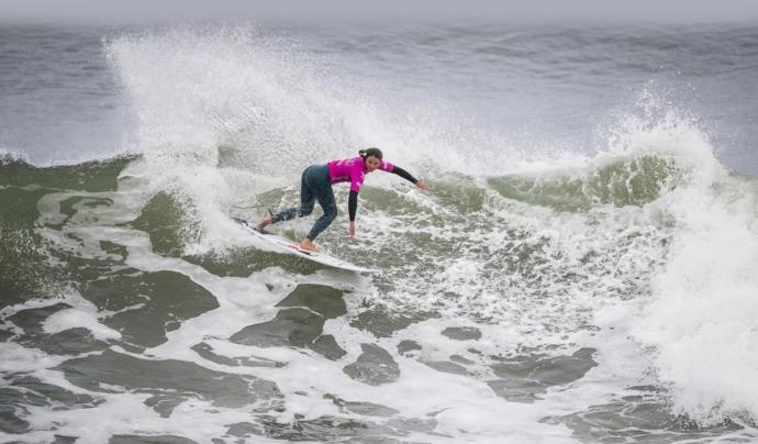 Leticia Canales, en plena acción sobre una ola.