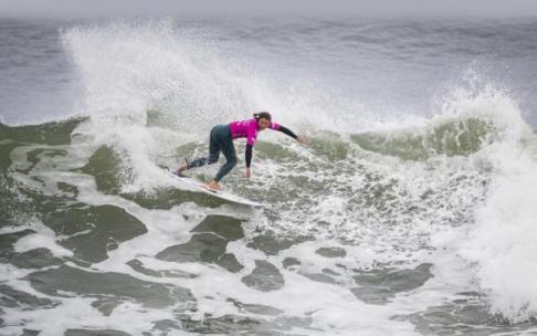 Leticia Canales, en plena acción sobre una ola.