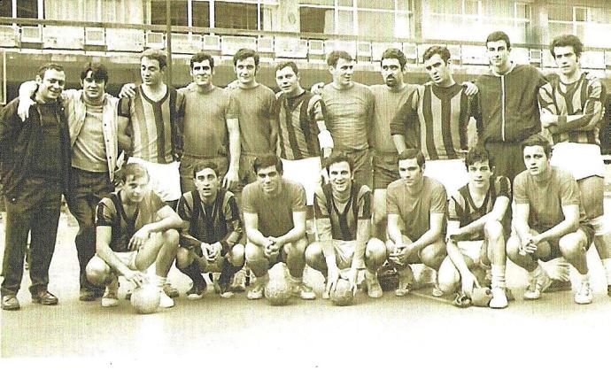 Equipos del Chanclazo y C. D. Baztan en la cancha de balonmano del Colegio de Lekaroz, con nada de tripa, más pelo y menos años.