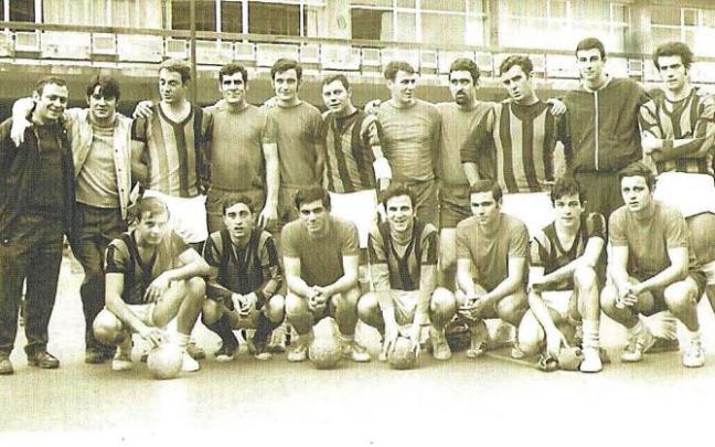 Equipos del Chanclazo y C. D. Baztan en la cancha de balonmano del Colegio de Lekaroz, con nada de tripa, más pelo y menos años.