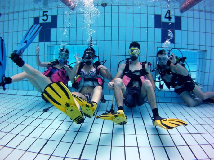 Jóvenes en un curso de buceo en Pamplona.