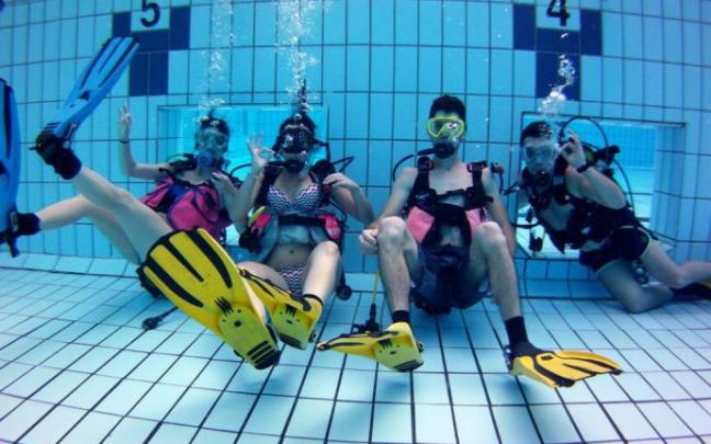 Jóvenes en un curso de buceo en Pamplona. Jóvenes en un curso de buceo en Pamplona.