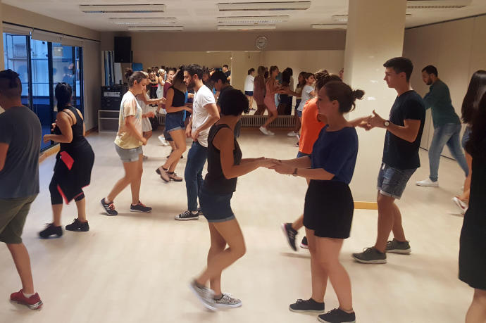 Jóvenes bailando durante una edición anterior del programa 'Chancletas'.