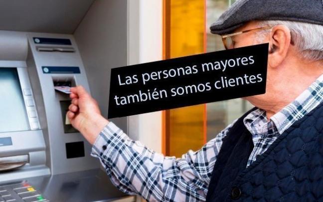 Una persona mayor, operando en un cajero automático. Una persona mayor, operando en un cajero automático.