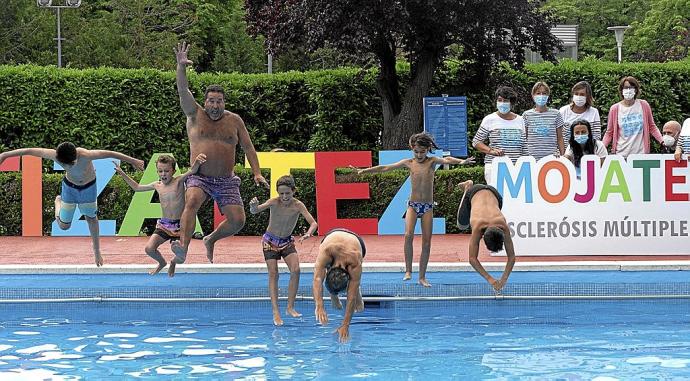 Lanzamiento al agua de un grupo de participantes en la piscina del Estadio de Vitoria.