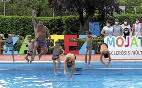 Lanzamiento al agua de un grupo de participantes en la piscina del Estadio de Vitoria.