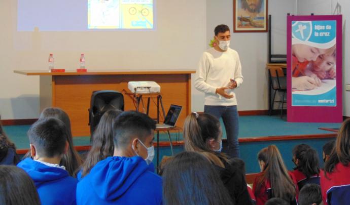 El ciclista santurtziarra Omar Fraile impartió una charla a alumnos del centro.