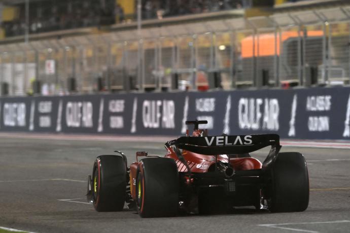 Charles Leclerc impone su ley en Baréin.