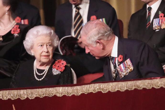 Carlos de Inglaterra junto a su madre, la reina Isabel II