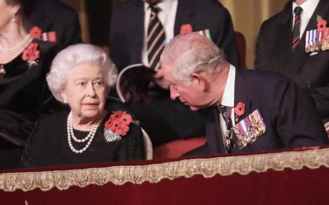 Carlos de Inglaterra junto a su madre, la reina Isabel II Carlos de Inglaterra junto a su madre, la reina Isabel II