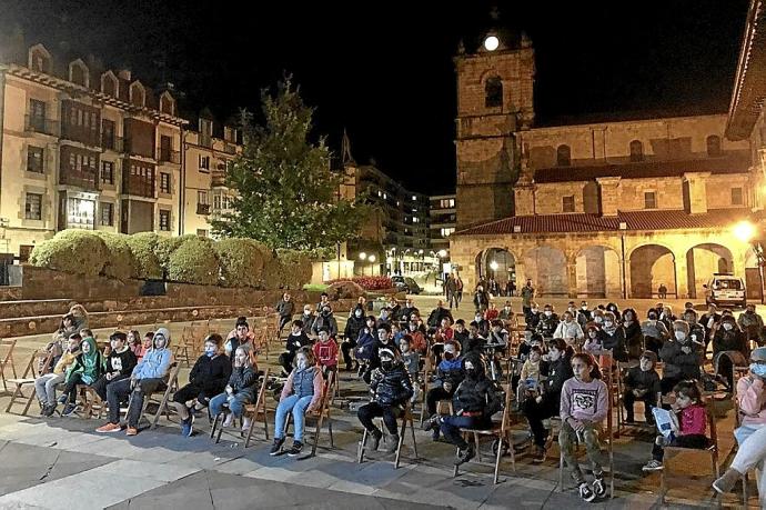 Los legazpiarras que se dieron cita en la proyección de la película 'El Chico'. Foto: Josean Larrea