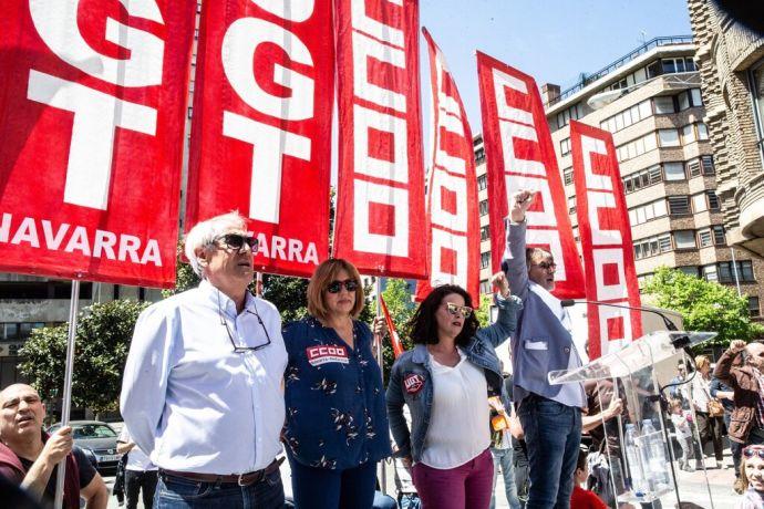 Chechu Rodríguez canta la Internacional, puño en alto, en el Primero de Mayo de 2019