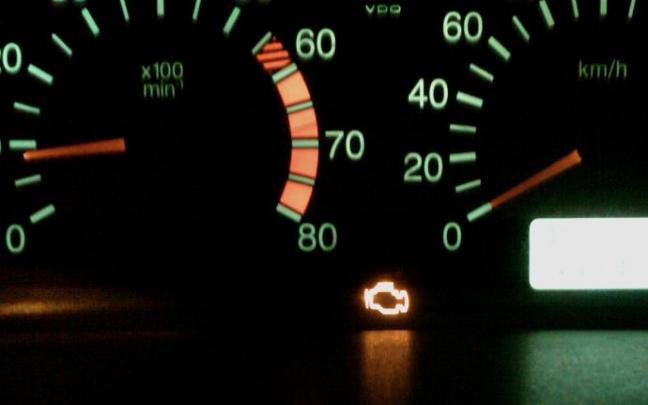 Imagen de un cuadro de mandos con el testigo MIL encendido. Tiene un característico color naranja. Imagen de un cuadro de mandos con el testigo MIL encendido. Tiene un característico color naranja.