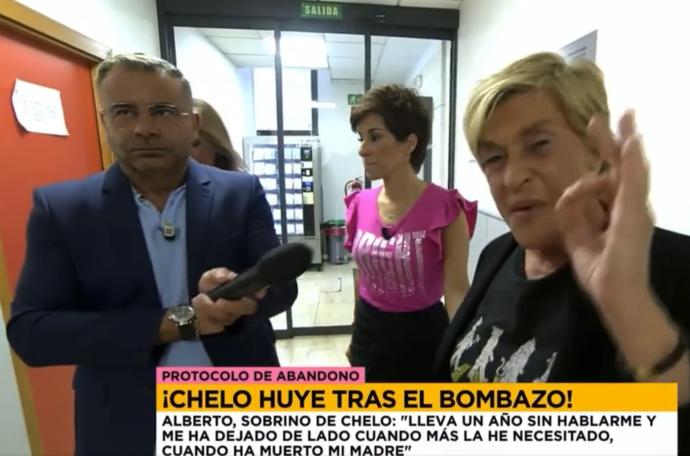 Chelo García-Cortés, hablando enfadada a la dirección a través de la cámara, con Jorge Javier Vázquez y Adela González detrás.