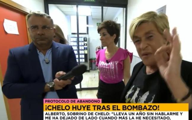 Chelo García-Cortés, hablando enfadada a la dirección a través de la cámara, con Jorge Javier Vázquez y Adela González detrás. Chelo García-Cortés, hablando enfadada a la dirección a través de la cámara, con Jorge Javier Vázquez y Adela González detrás.