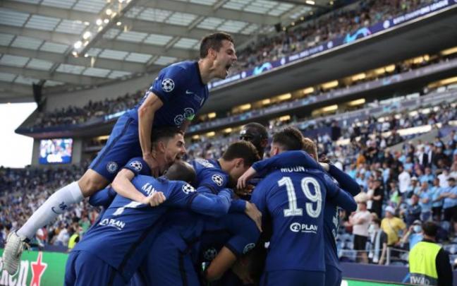Los jugadores del Chelsea celebran el gol de Havertz