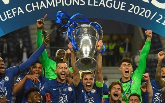 El jugador navarro César Azpilicueta levanta la 'Orejona' para el Chelsea El jugador navarro César Azpilicueta levanta la 'Orejona' para el Chelsea